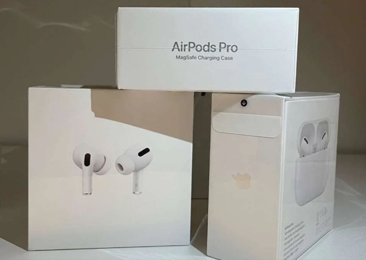 Apple AirPods Pro with MagSafe Charging Case